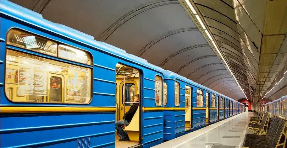до котрої працює метро